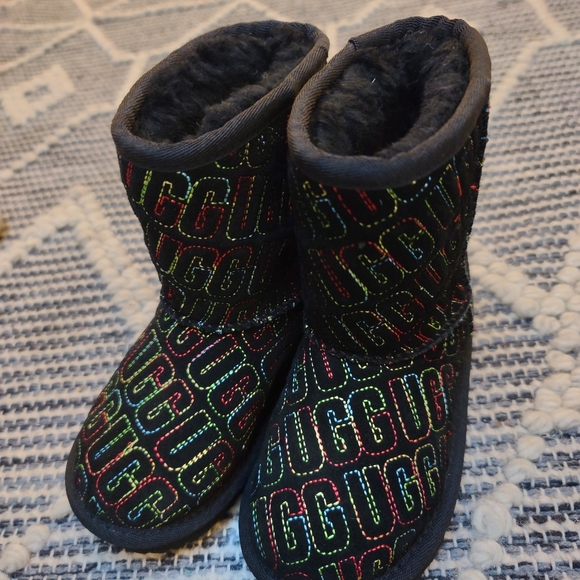 UGG Classic II Graphic Stitch Suede Boot Size 9 kids - Picture 9 of 11